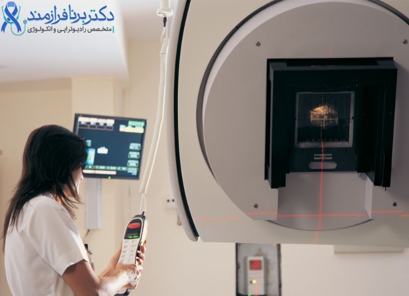 کارشناس پرتو درمانی، تکنولوژیست رادیوتراپی در حال تنظیم دستگاه
