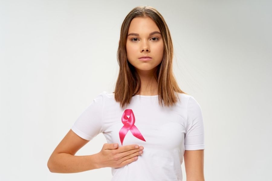 روبان آگاهی بخشی سرطان سینه در دختر نوجوان
