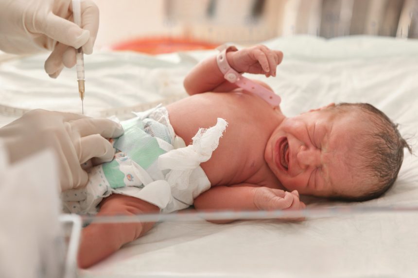 تزریق واکسن هپاتیت ب در یک نوزاد در بدو تولد